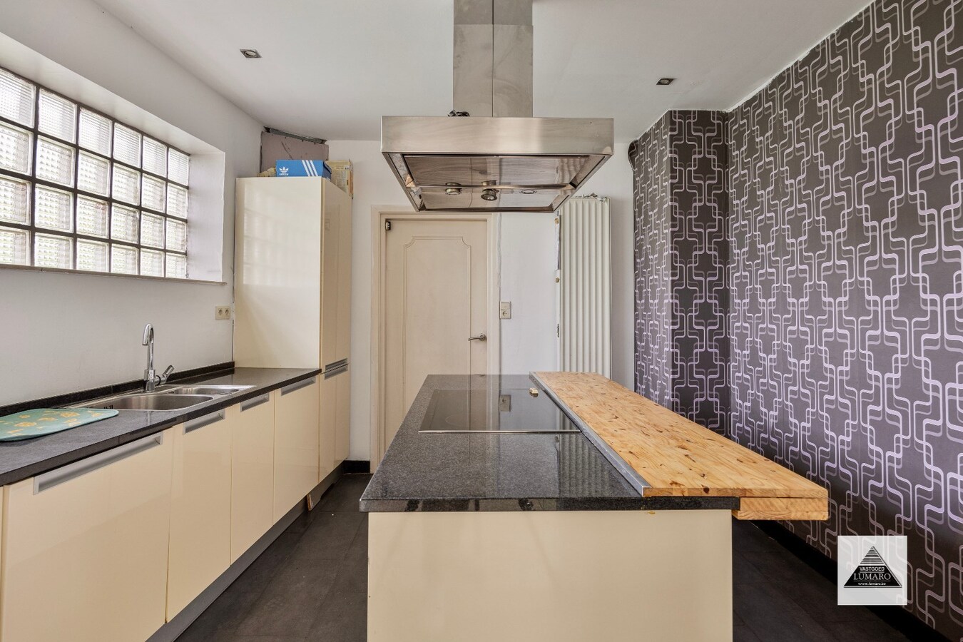 Ruime woning met 4 slaapkamers en hobbyruimte/winkel. 