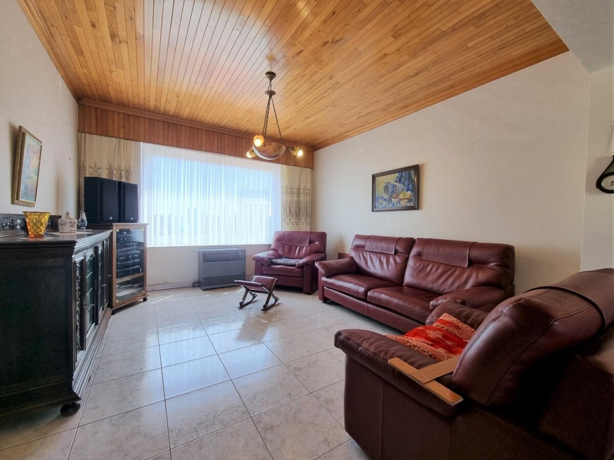 Halfopen woning met oprit, garage en grote tuin te Oudenburg 