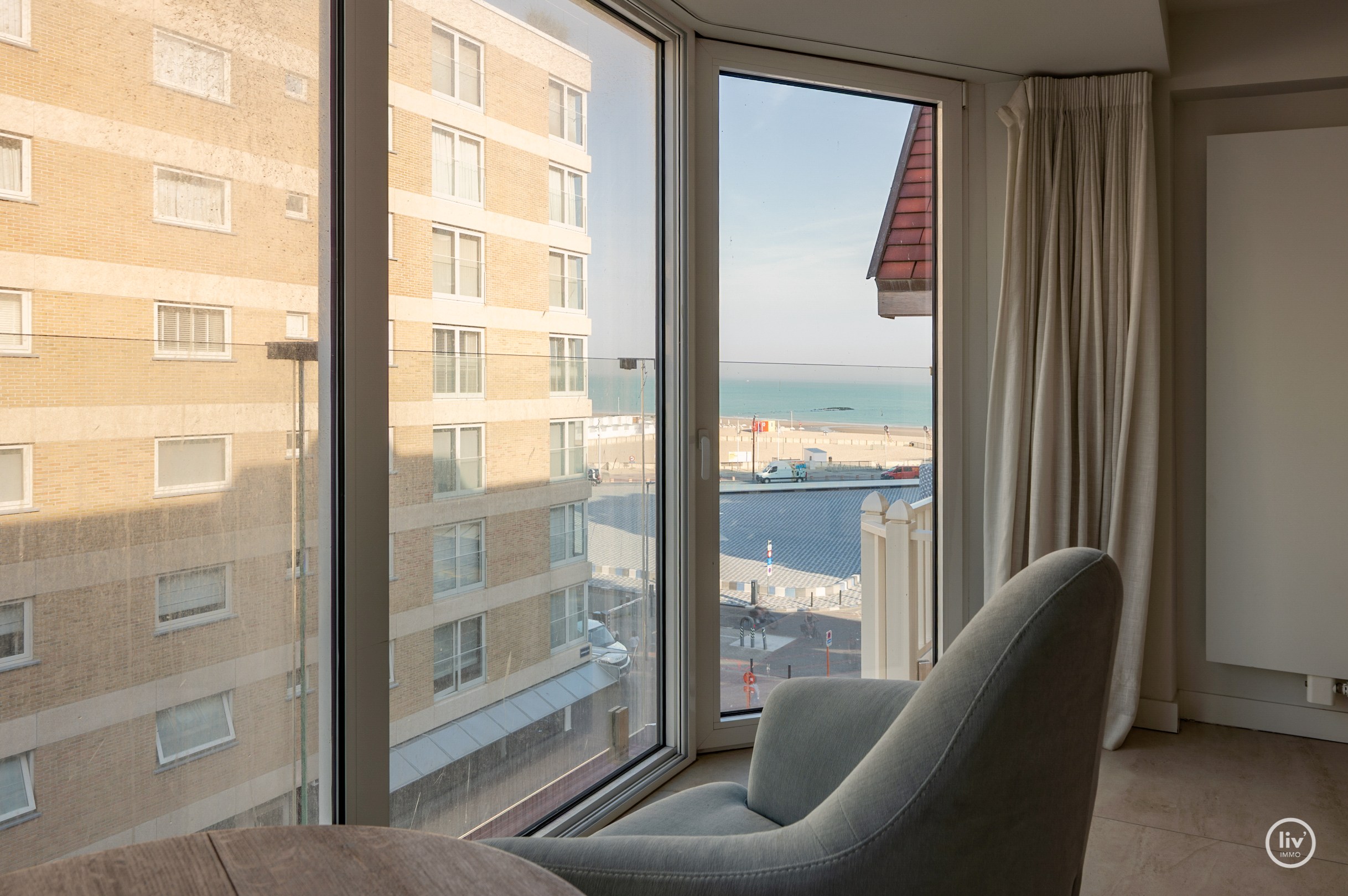Bel appartement rénové avec vue sur la place Rubens et la mer 