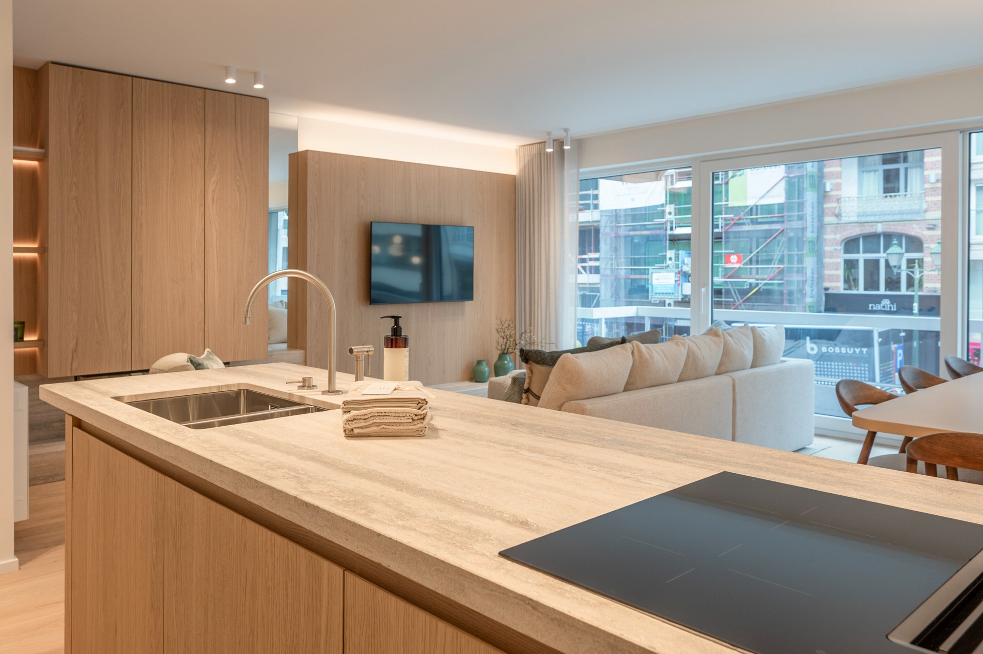 Prachtig gerenoveerd appartement met 3 slaapkamers centraal gelegen op de Lippenslaan te Knokke. 