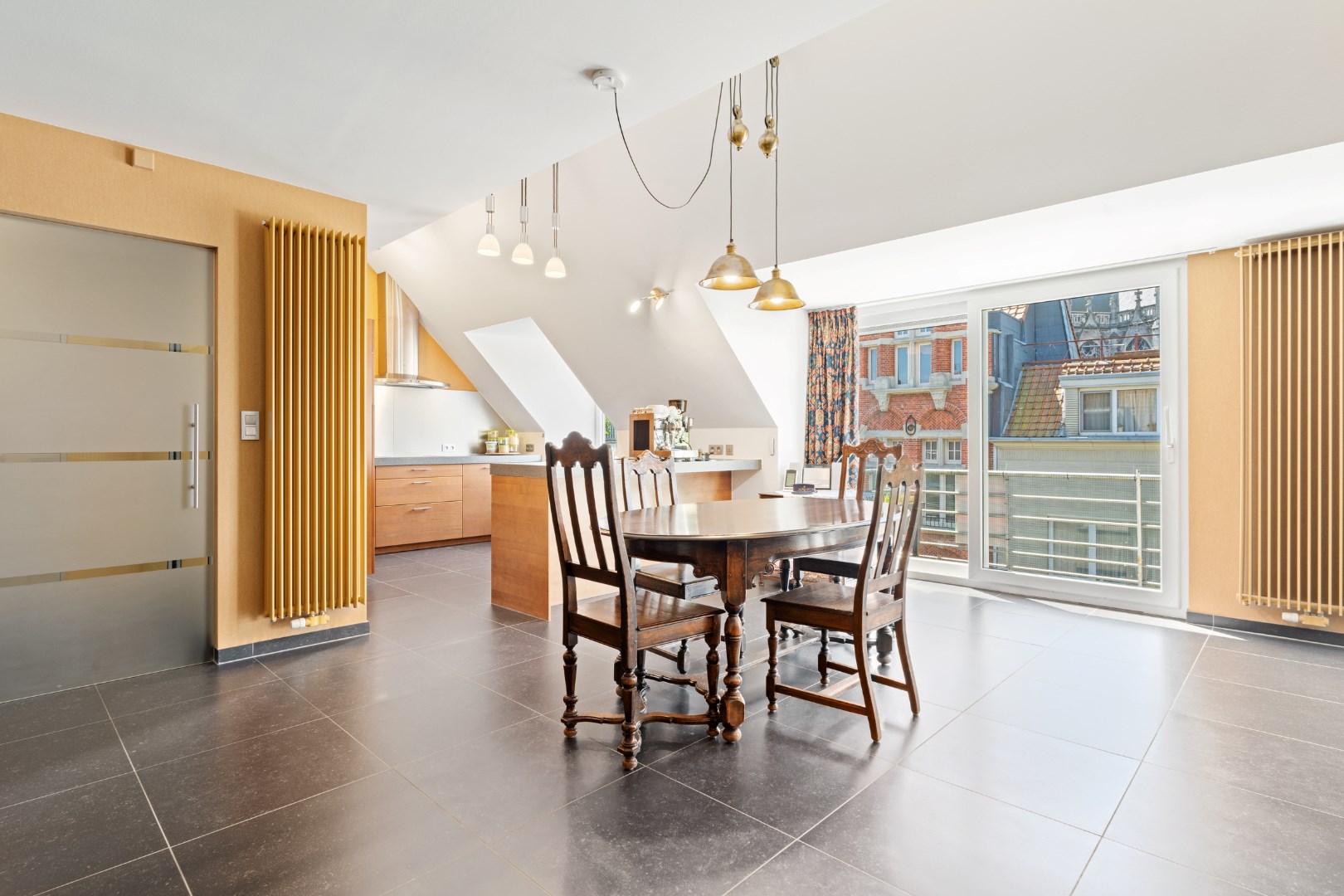 DUPLEX LUXUEUX AVEC 3 CHAMBRES À COUCHER DANS LE CENTRE D'OSTENDE 