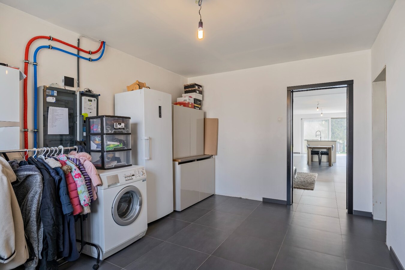 Gerenoveerde woning met drie slaapkamers op groot perceel 