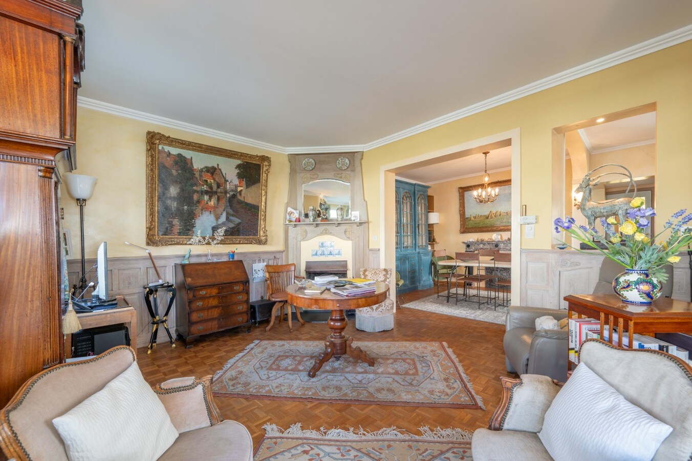 Villa in eclectische stijl met garage en staanplaatsen in het hart van Duinbergen 