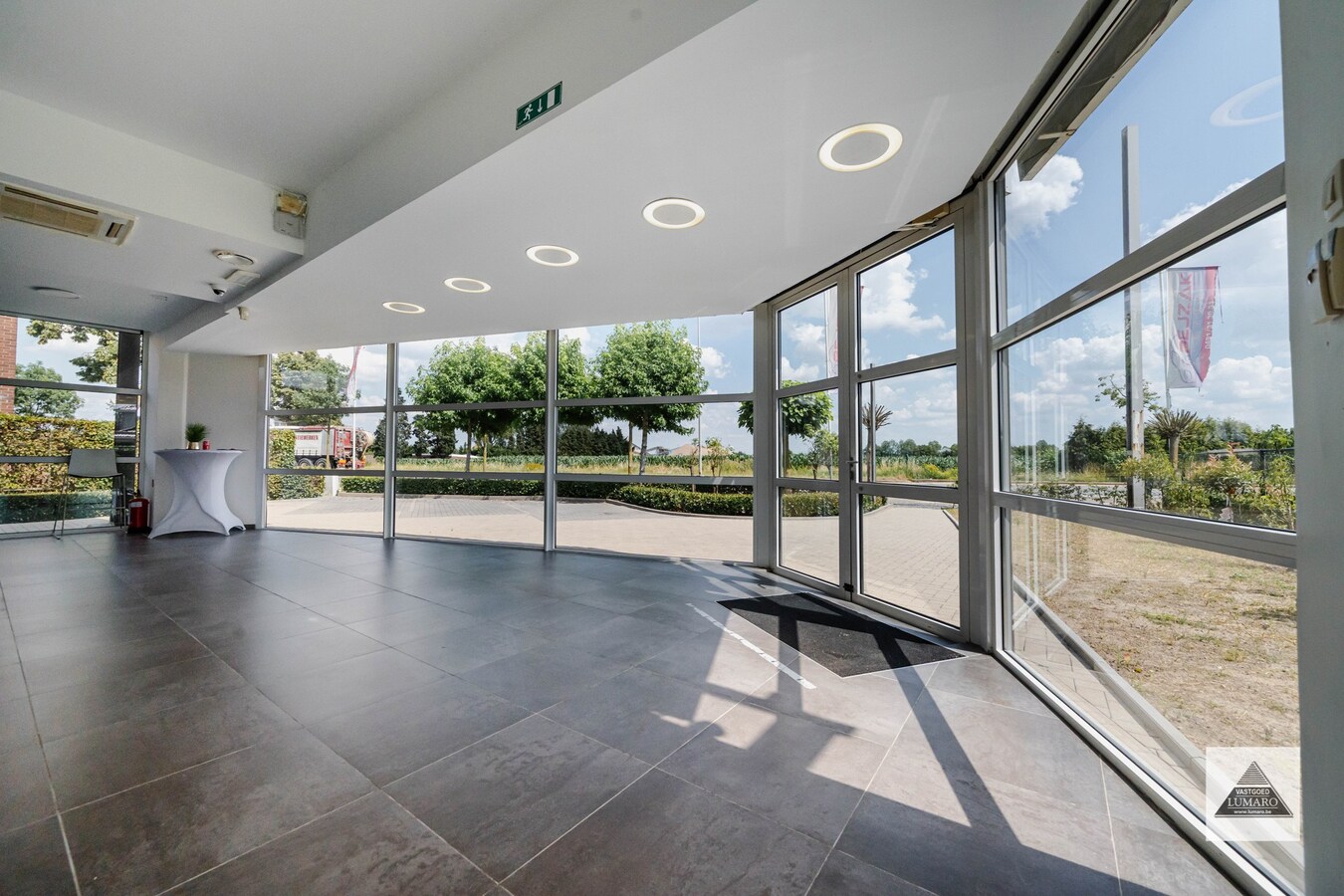 Schitterende showroom 280 m² (+ kantoren), op 2,4 km van de nieuwe Mc Donalds. 