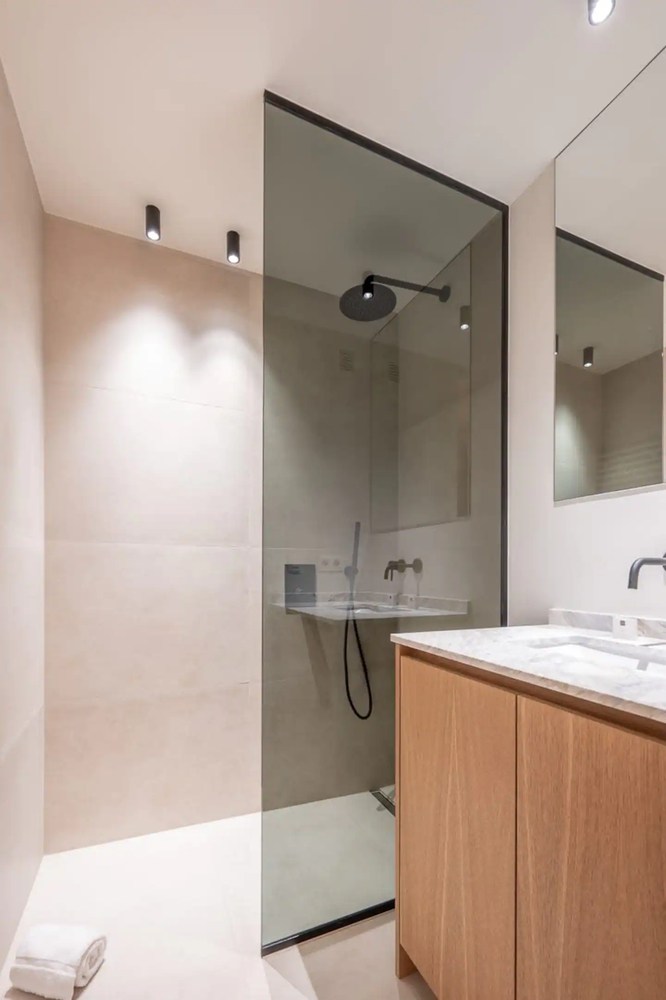 GEMEUBELD: Recent gerenoveerd en lichtrijk appartement, met zijdelings zeezicht, vlakbij het strand en het Casino. 