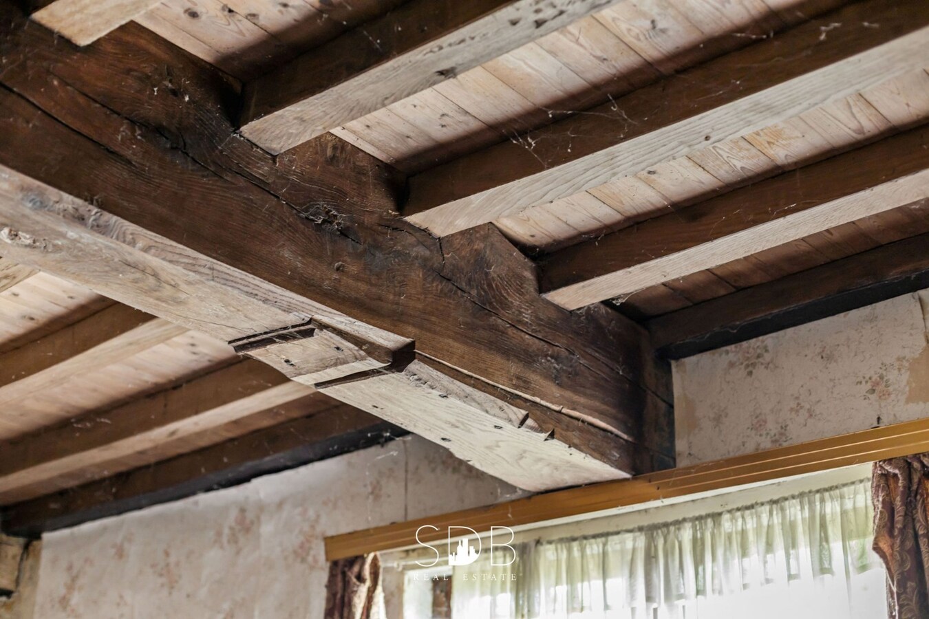 Prachtige hofstede met hoeve, bakhuisje, schuur en graslanden op circa 2,2 HA 