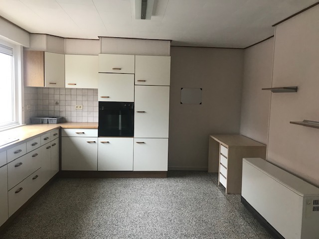 Halfopen ruime woning met 3 slaapkamers en buitenruimte. 