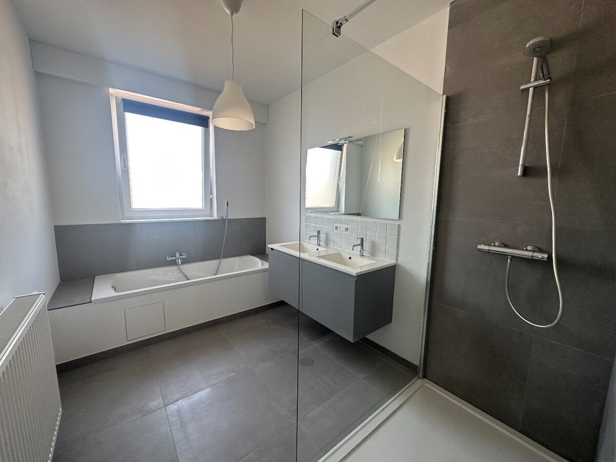 Nieuwbouwwoning met 4 slaapkamers op een boogscheut van het centrum 