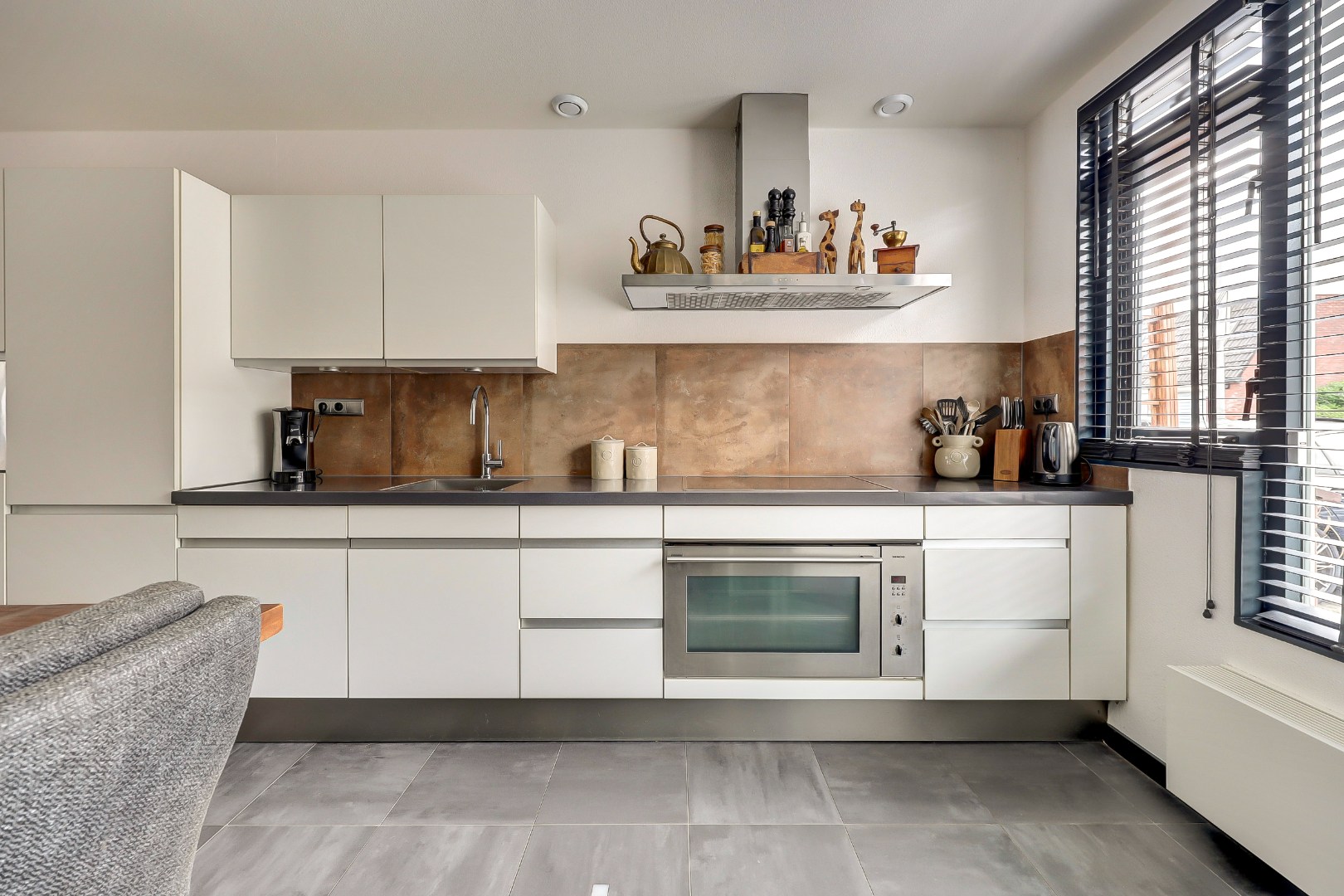 Instap klaar en moderne 4-kamer hoekwoning met 3 ruime slaapkamers, fraaie keuken en badkamer, onderhoudsvriendelijke tuin en gelegen op eigen grond. 