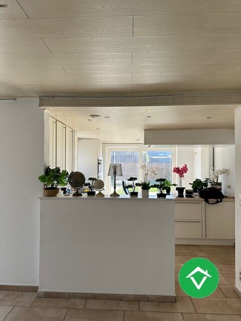 Instapklaar gelijkvloers appartement met tuin en garage in rustige wijk te Eernegem 