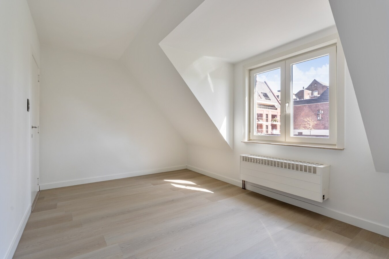 Gezellige, instapklare stadswoning in het centrum van Maaseik grenzend aan de groene wal! 