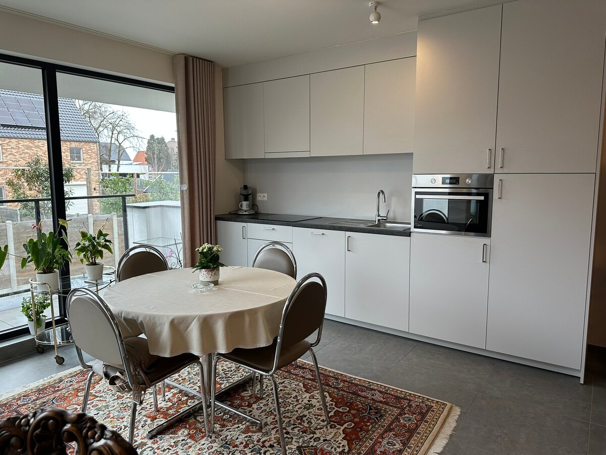 Recent appartement met 2 slaapkamers, terras 