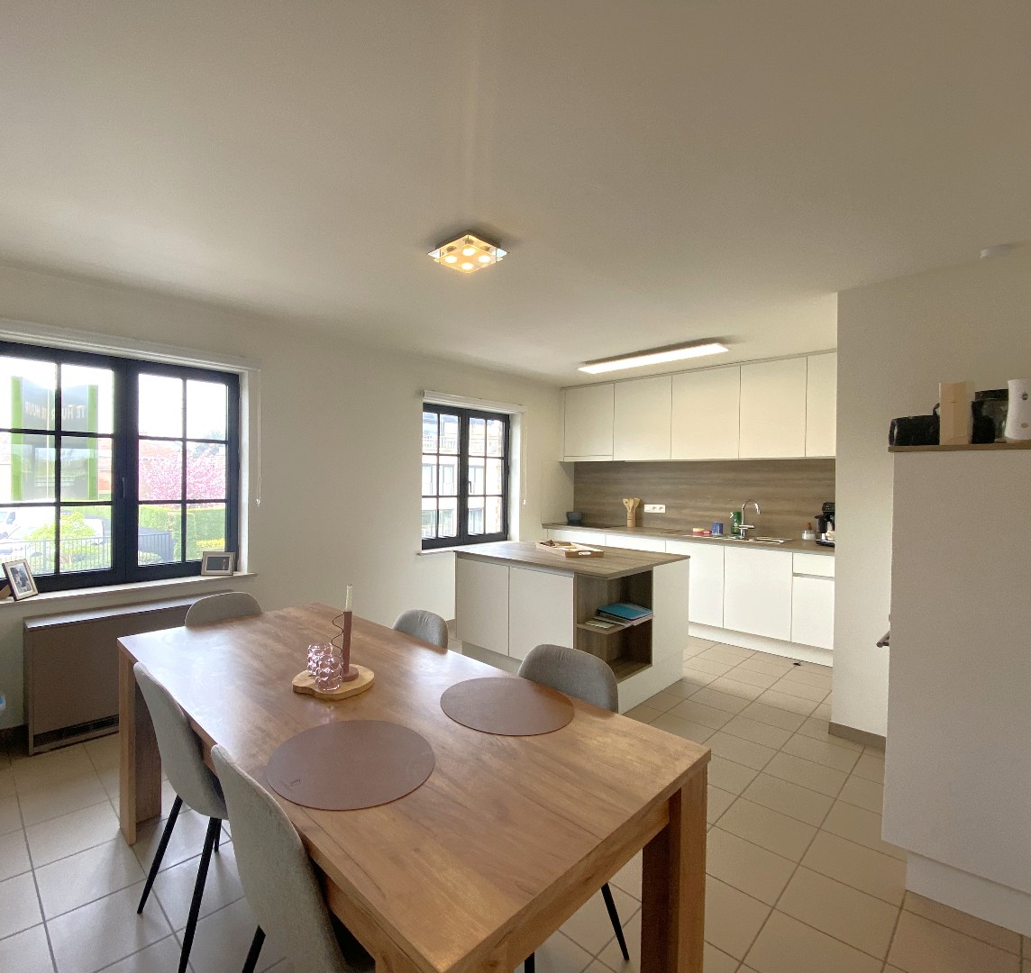 Ruim appartement met 3 slaapkamers, garage en groot terras op centrale ligging! 