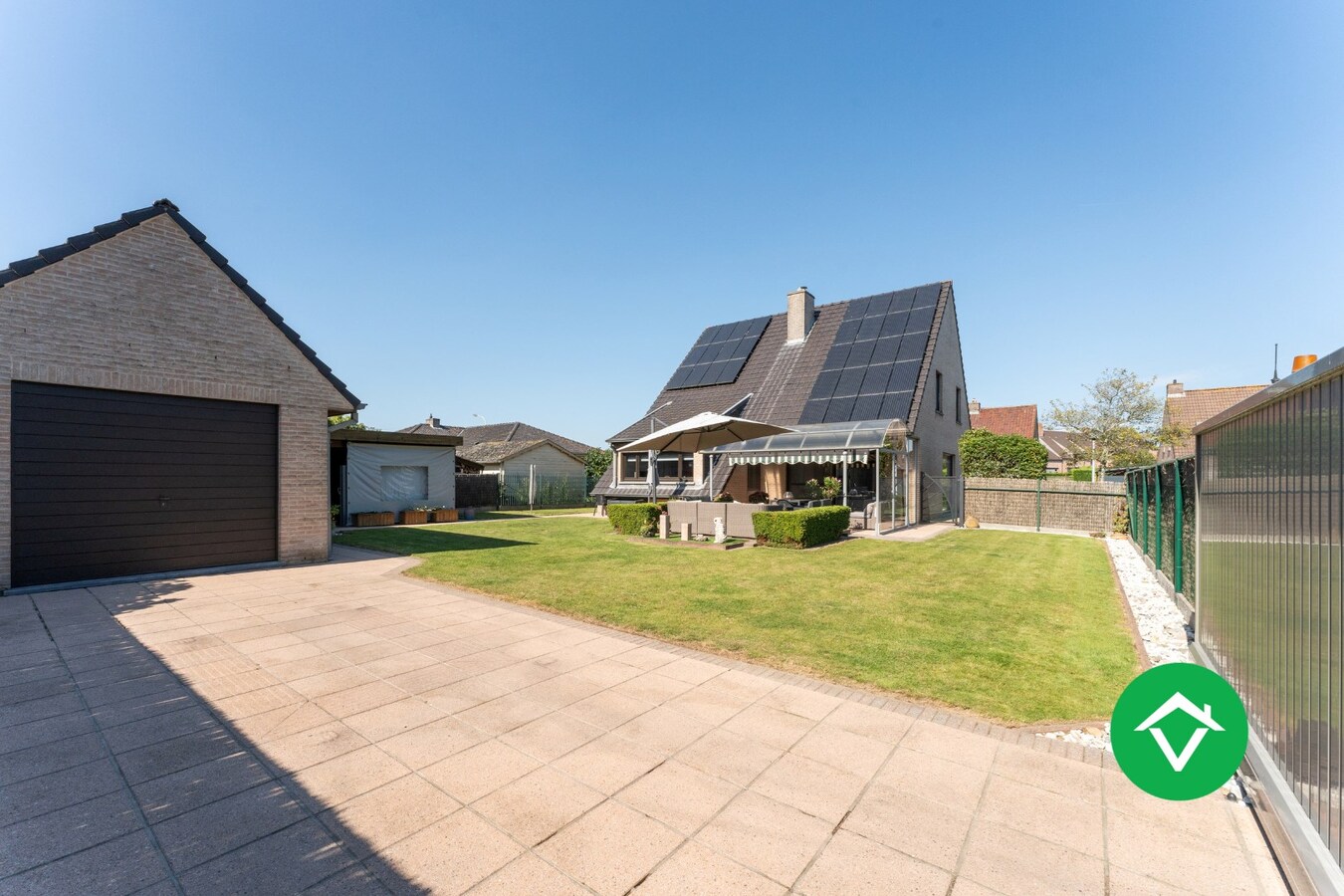 Ruime open bebouwing met 4 slaapkamers en 3 garages in Kortemark 