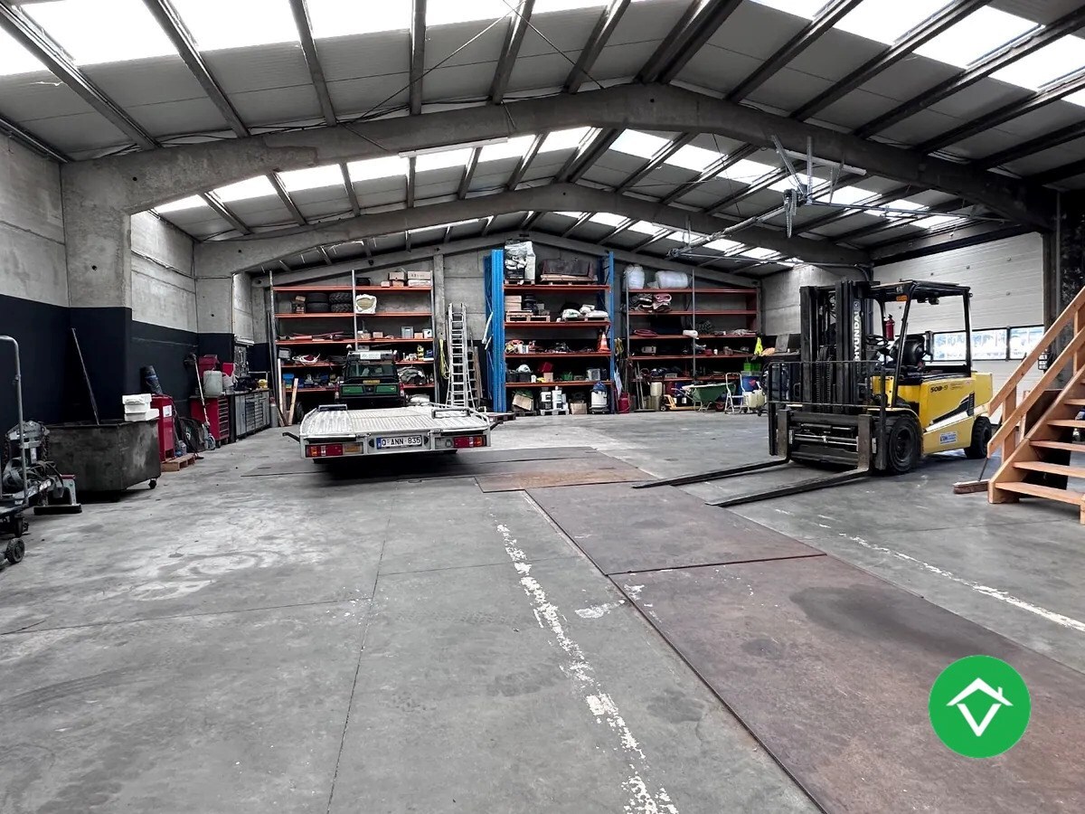 Veelzijdig bedrijfsgebouw van 294 m² op toplocatie in Torhout 