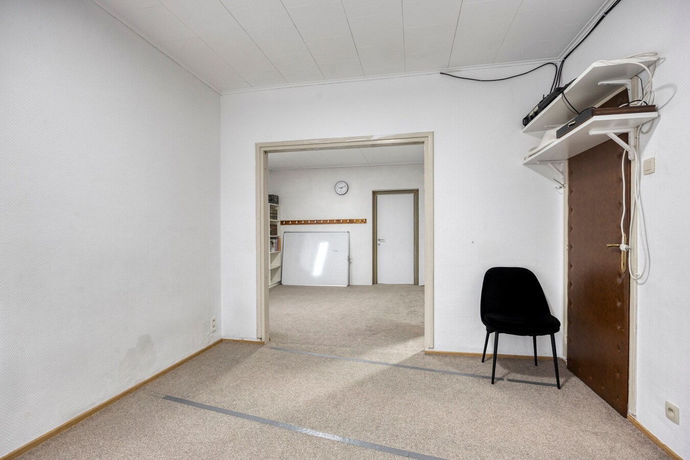 Woning met vergunde loods (300 m² x 2) en bijgebouw (50,50 m²). 