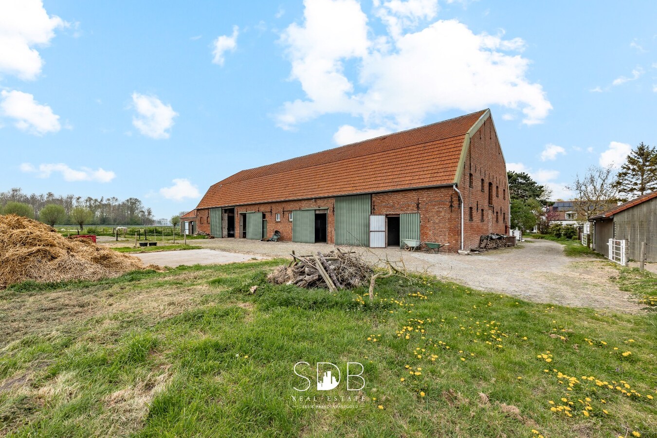 Landelijke woning met authentiek gastenhuis, stalgebouw, graslanden en buitenpiste op 20.285m² 
