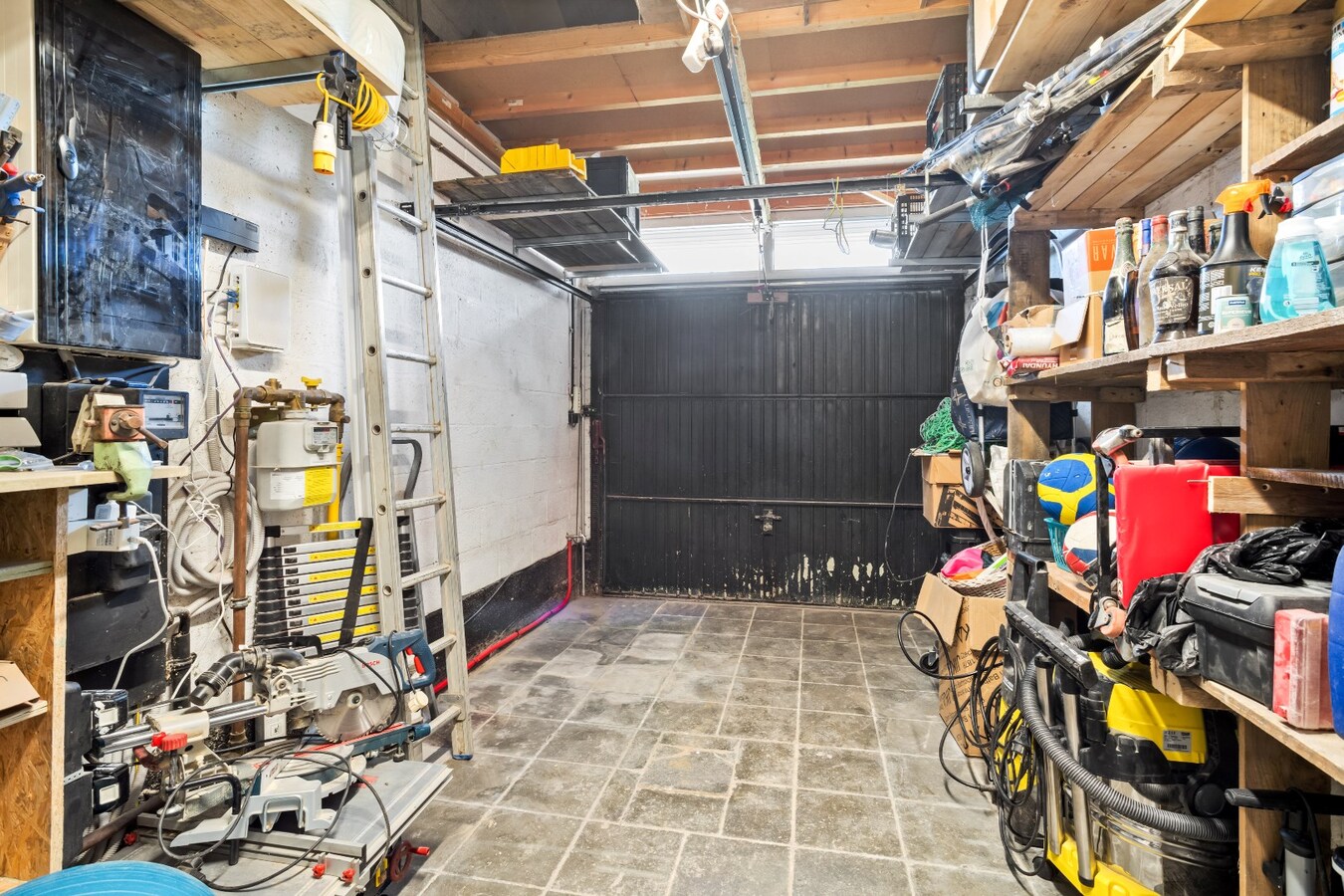 Prachtig gelegen halfopen woning met garage en prachtige landelijke verzichten. 