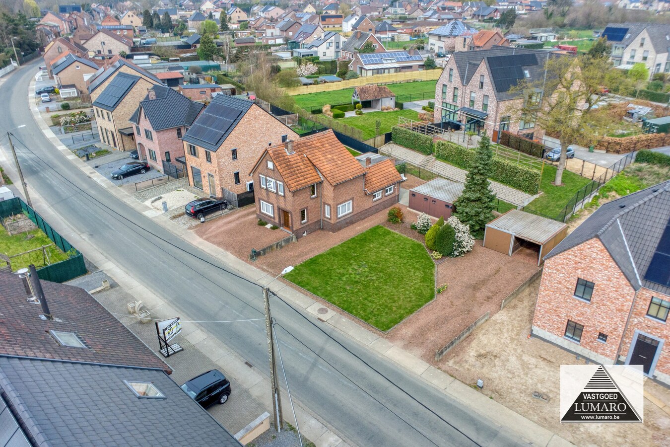 Te renoveren vrijstaande woning met 4 slaapkamers, tuin. 