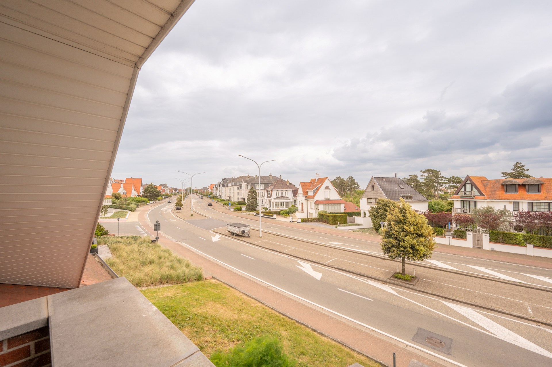 Ontdek deze karaktervolle villa, rustig gelegen in het gegeerde Duinbergen, op wandelafstand van het strand (incl. zeer ruime dubbele inpandige garage) 