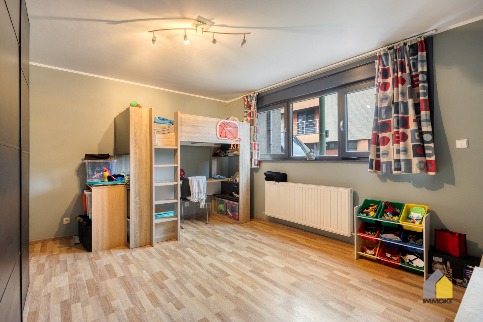 Gelijkvloers appartement (120 m²) met ruime woonkamer, 2 slpks. en terras. 