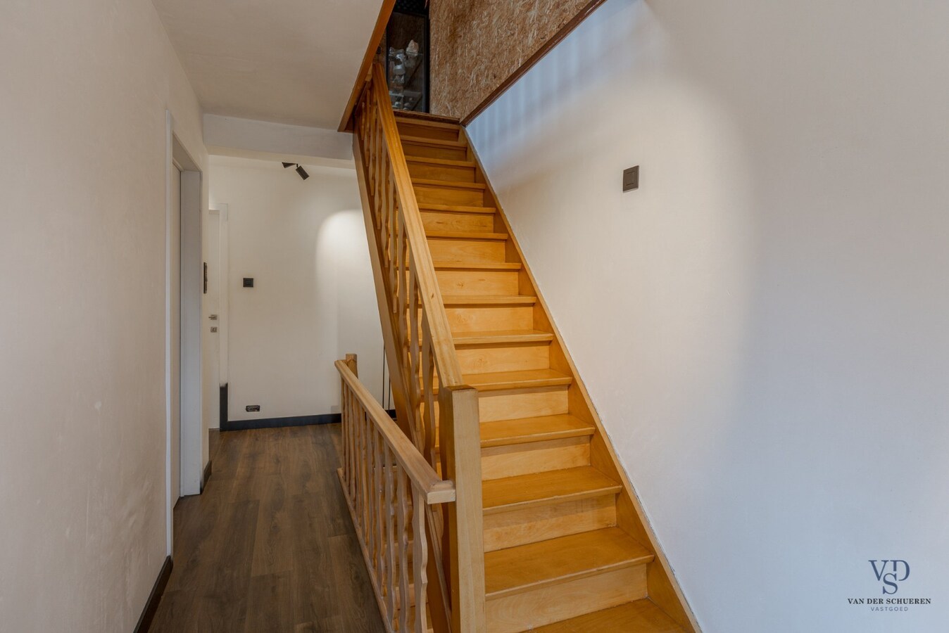 Ruime, deels gerenoveerde Half Open Bebouwing 