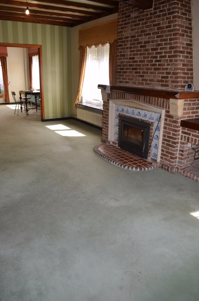 Ruime te renoveren woning met garage en tuin te centrum Eeklo 