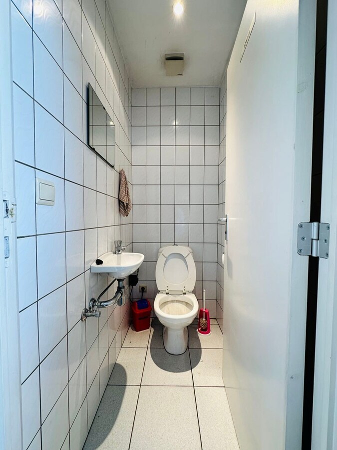 Ruim magazijn met kantoren met veel potentieel te Kuringen 