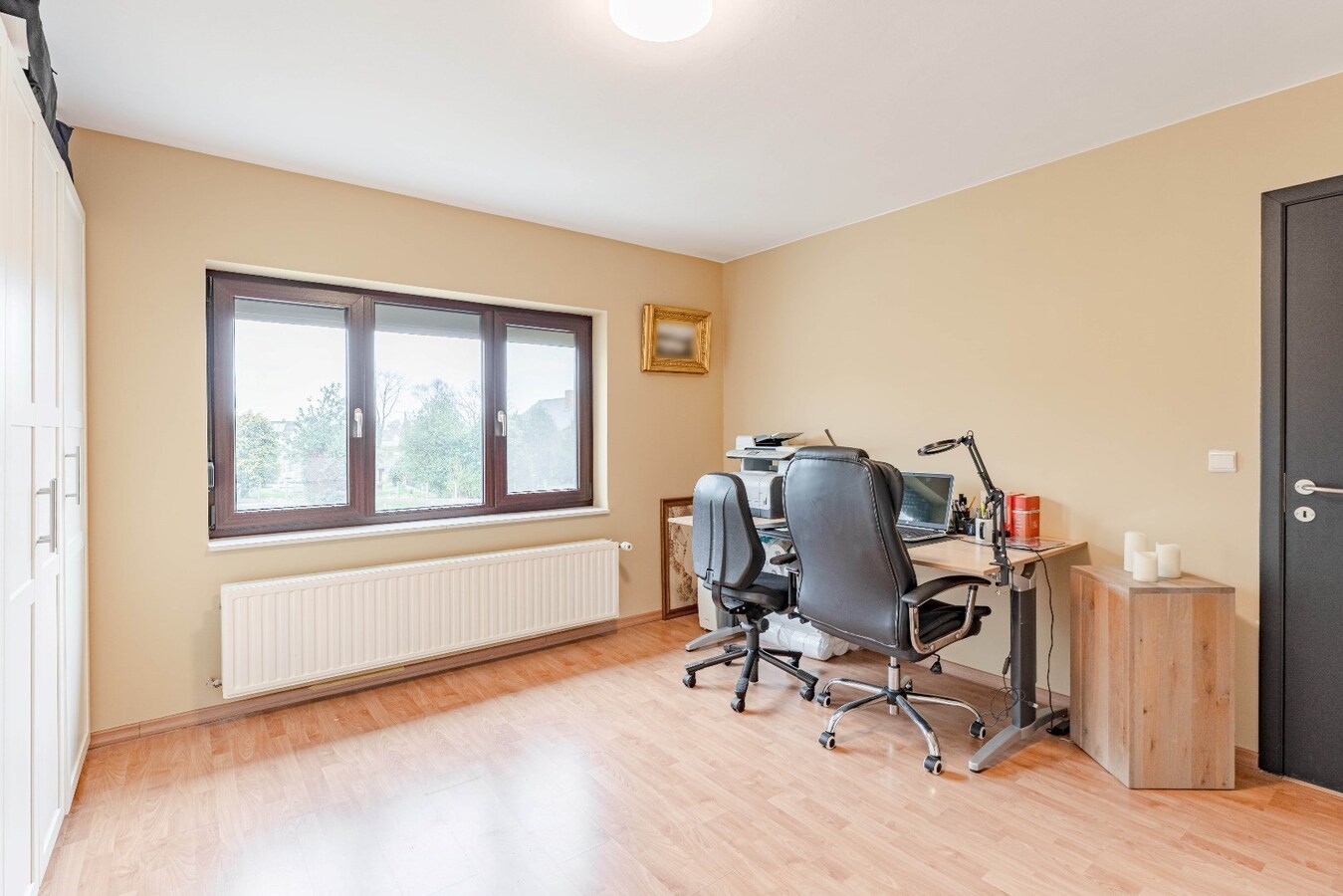 Gerenoveerde, goed onderhouden woning nabij het centrum van Bree mét een grote garage/werkplaats bereikbaar langs de Filterstraat aan de achterzijde van de woning! 