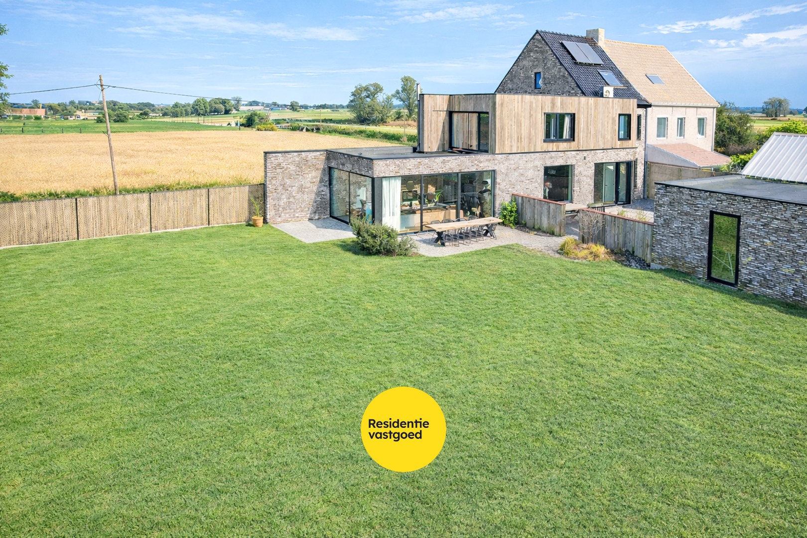 Recente woning met prachtige verzichten op een perceel van 2.027 m², midden in het groen nabij de IJzer. 