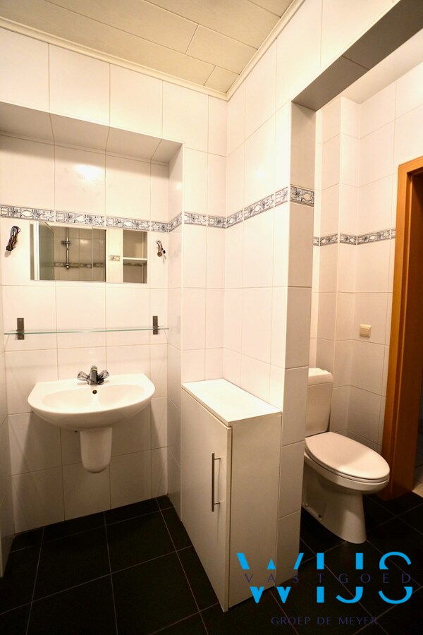 Goed gelegen handelspand met garage te CENTRUM ERTVELDE ! 