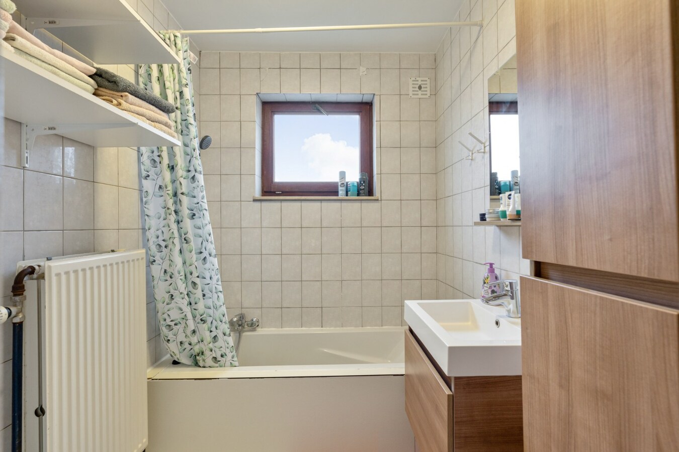 Vrijstaande gezinswoning, gebouwd in 1993 op een perceel van 5a74ca, gunstige ligging vlakbij het centrum. 