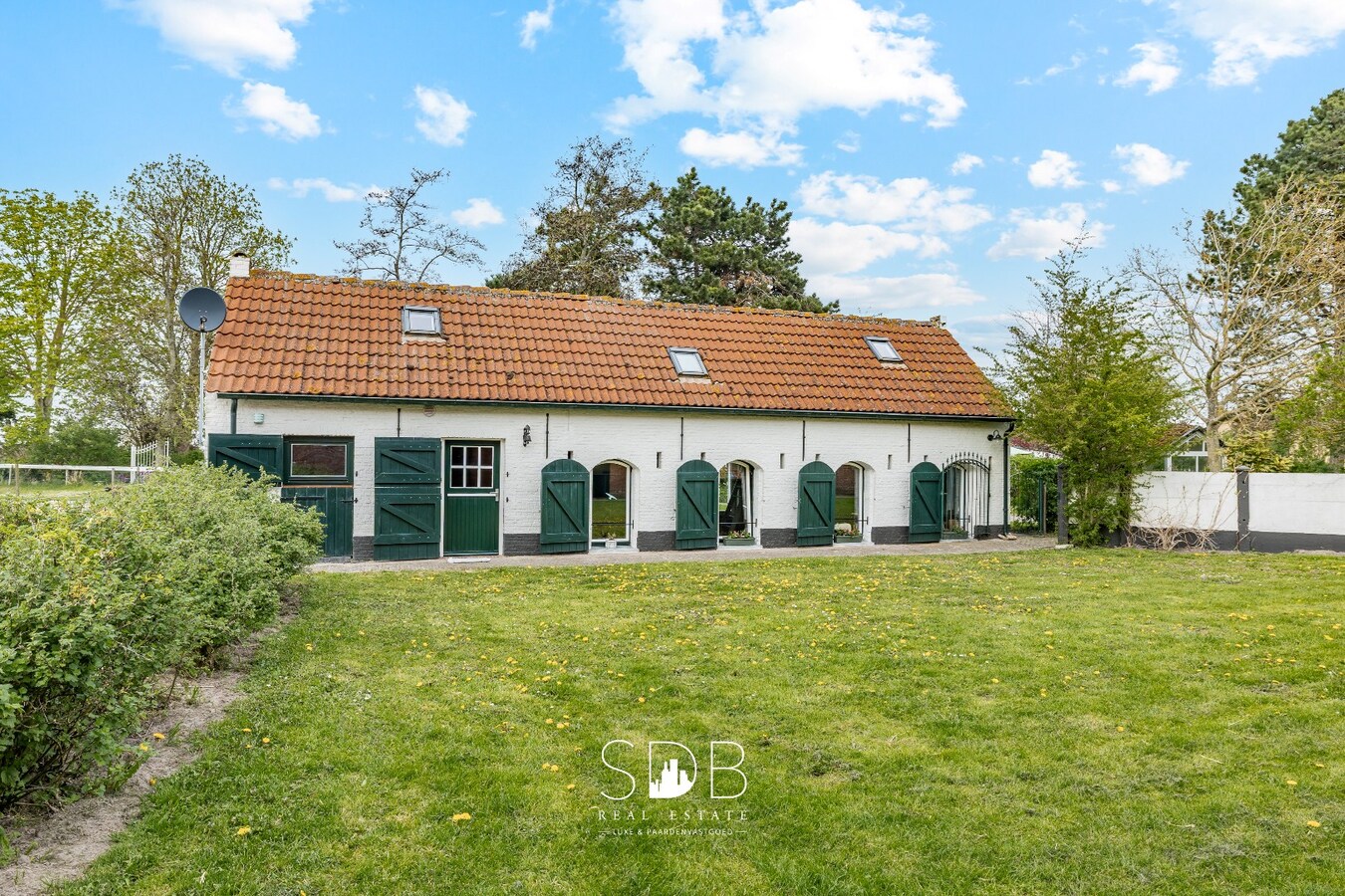 Landelijke woning met authentiek gastenhuis, stalgebouw, graslanden en buitenpiste op 20.285m² 