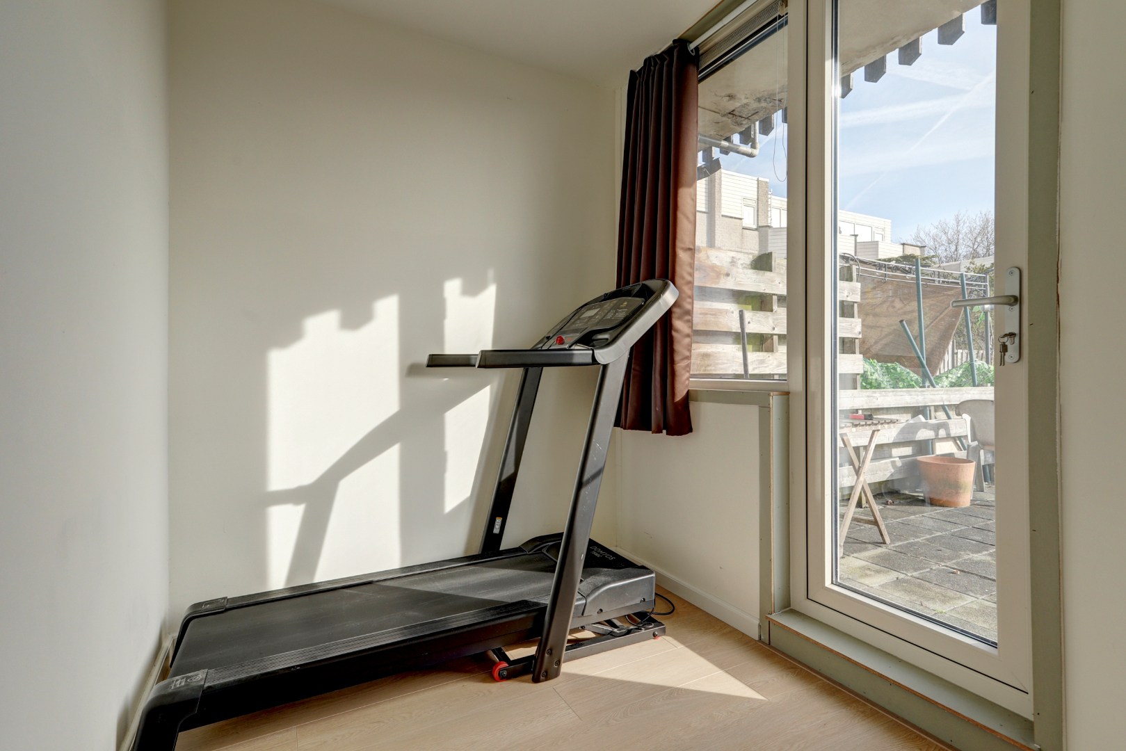 Ruime 4- (voorheen 5) kamer woning op 1e etage met riant terras van 45 m² en een berging en overdekte parkeerplaats op begane grond. 