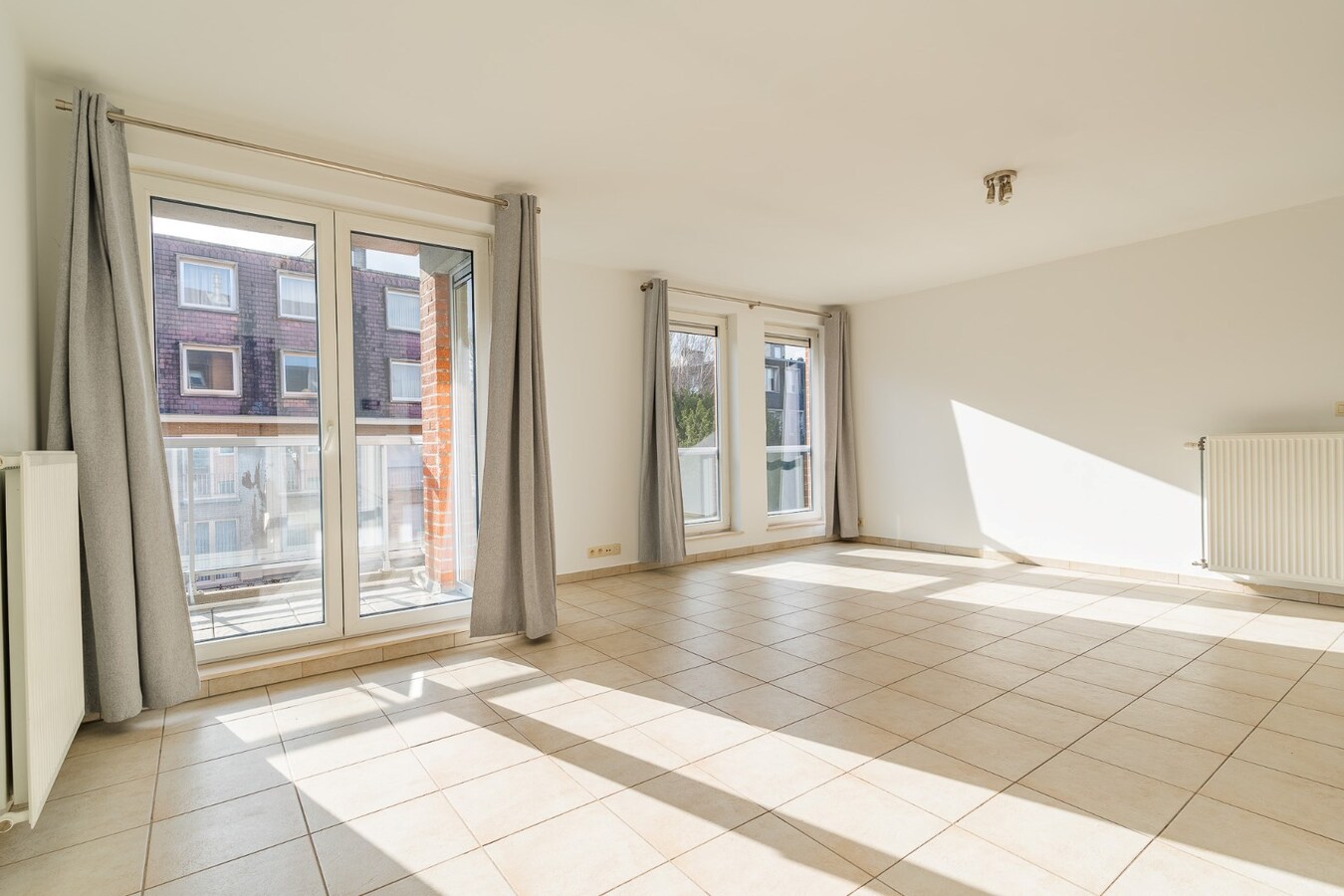 Superbe appartement 2 chambres avec balcon, parking couvert sécurisé et cave, idéalement situé, à proximité du Parc et de toutes commodités ! 