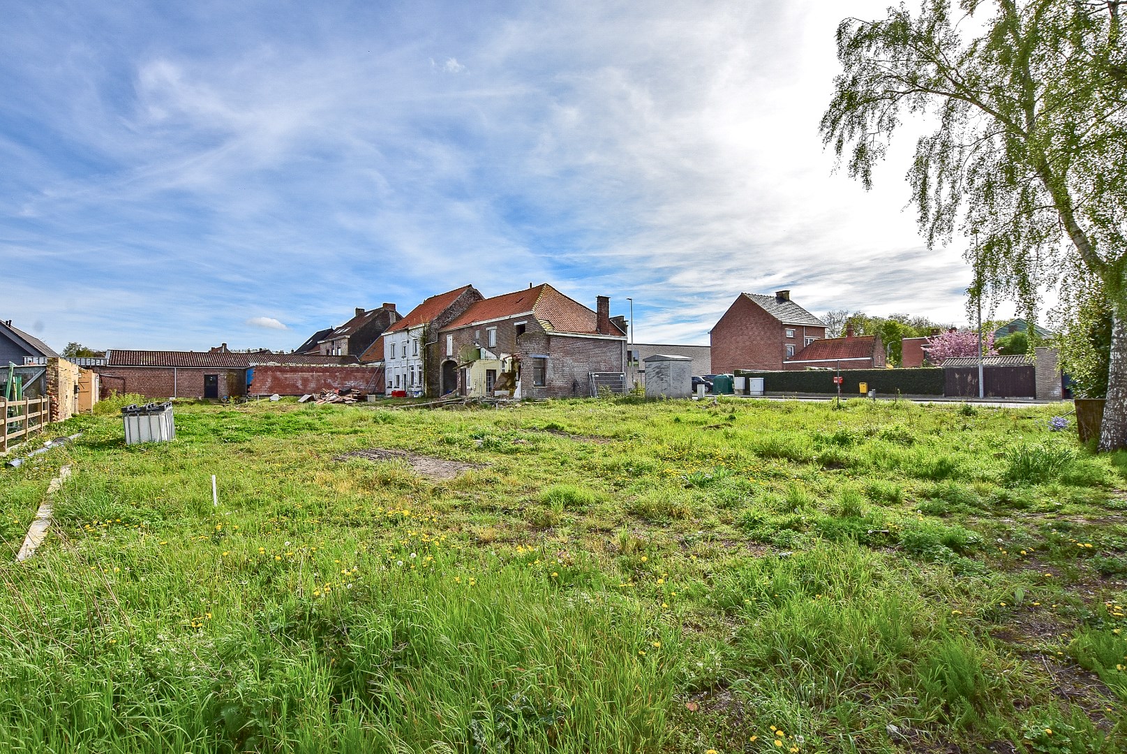 Bouwgrond met 2 renovatiewoningen te koop op 913m² 