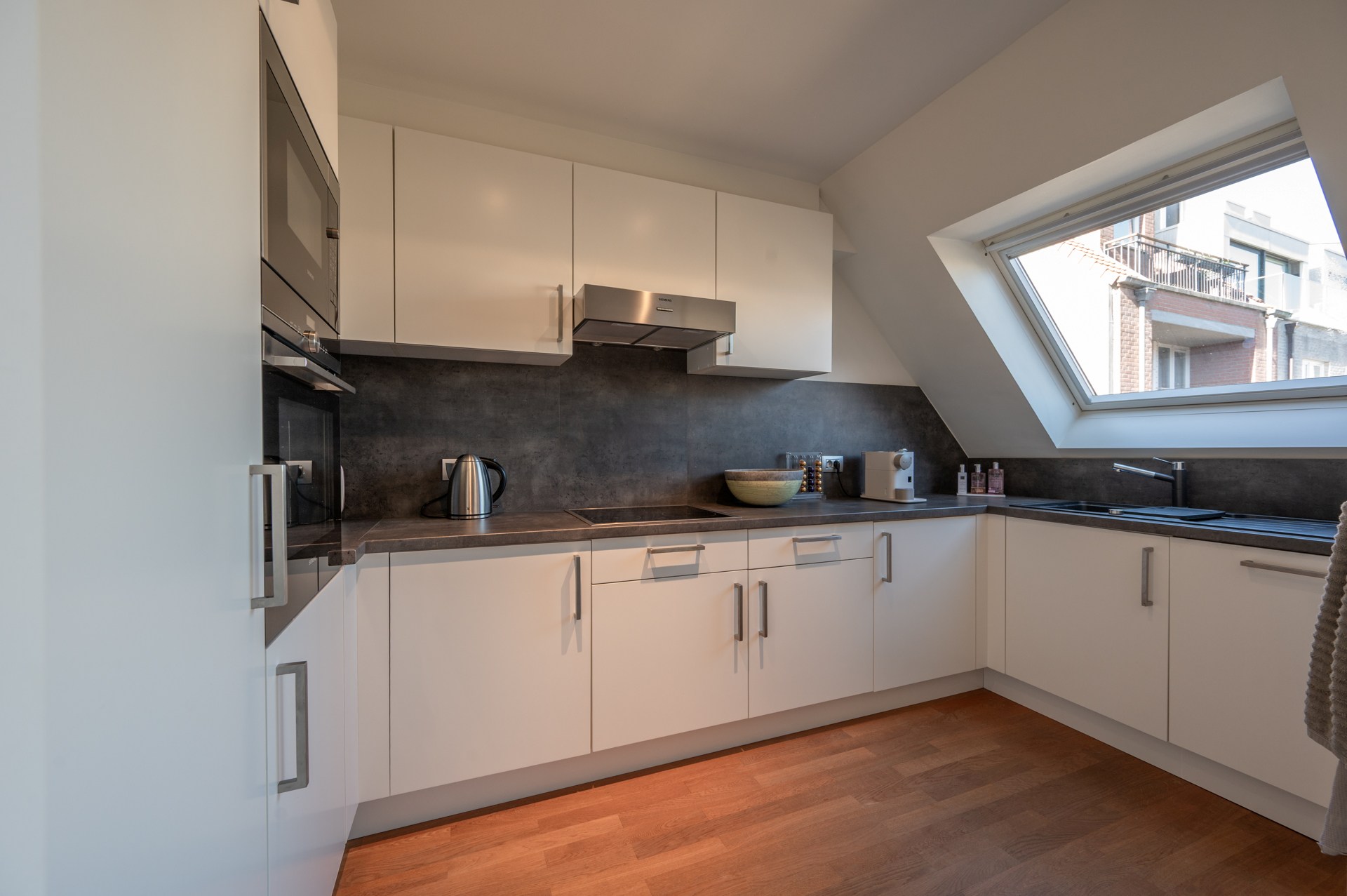 Ruim duplexappartement  in een recent gebouwde residentie in het levendige centrum van Knokke, op korte wandelafstand van het strand. 