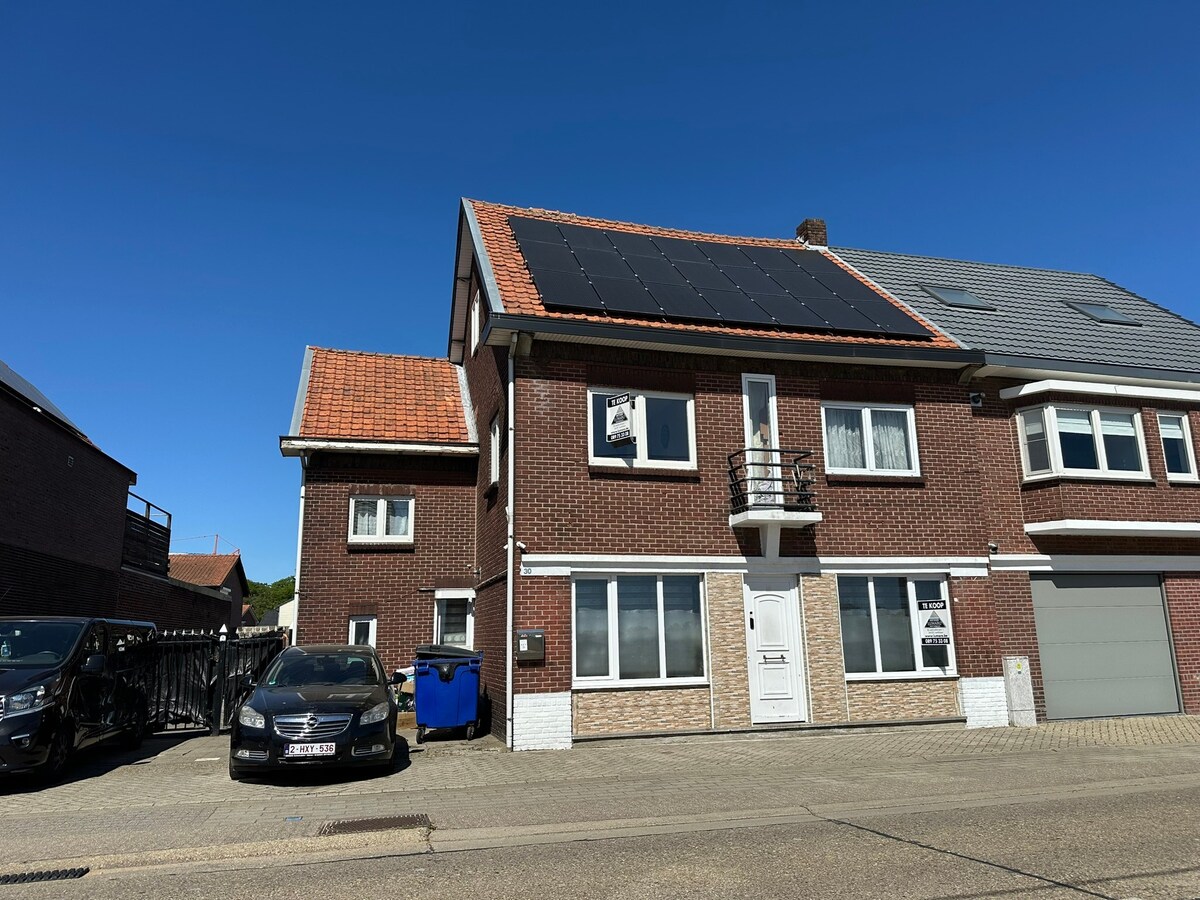 Centraal gelegen halfvrijstaande woning. 6 slaapkamers. Te renoveren. 