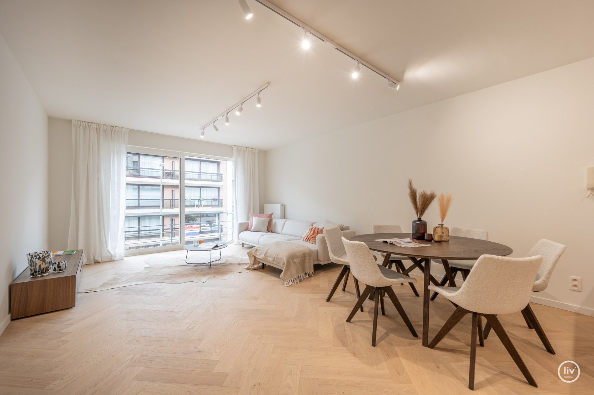 Schitterend gerenoveerd appartement, rustig gelegen, nabij de Lippenslaan en vlakbij de zee te Knokke. 