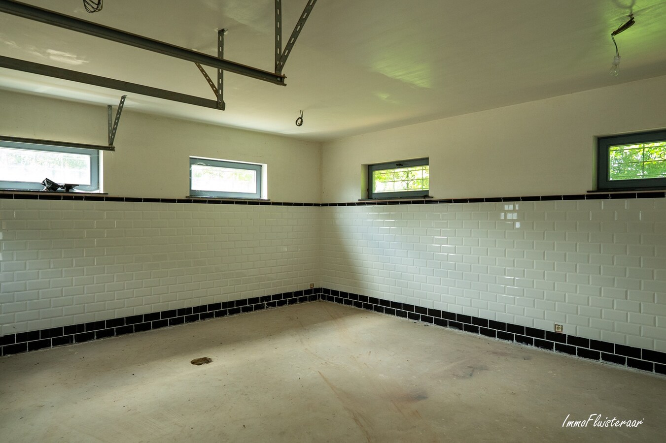 Hoogwaardige ruwbouwvilla met bijgebouw en weide 