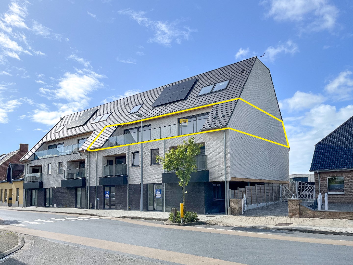 KIJKDAG 25 oktober van 10u tot 12u &amp; 14u tot 16u - Ruim instapklaar nieuwbouwappartement (167 m²) met 3 slaapkamers en groot terras in centrum Eernegem 