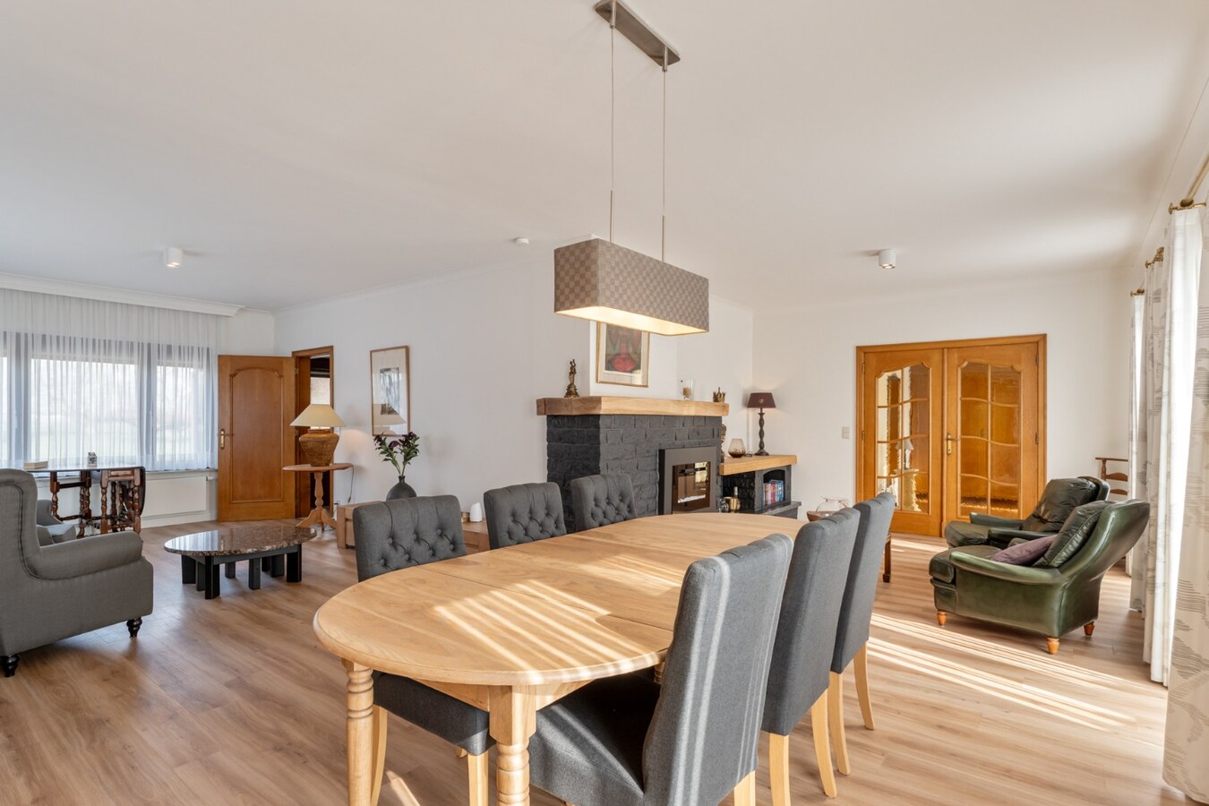 Zeer goed onderhouden gelijkvloerse gezinswoning op een riant perceel van 19a75ca op een rustige locatie te Schalkhoven, een deelgemeente van Hoeselt. 