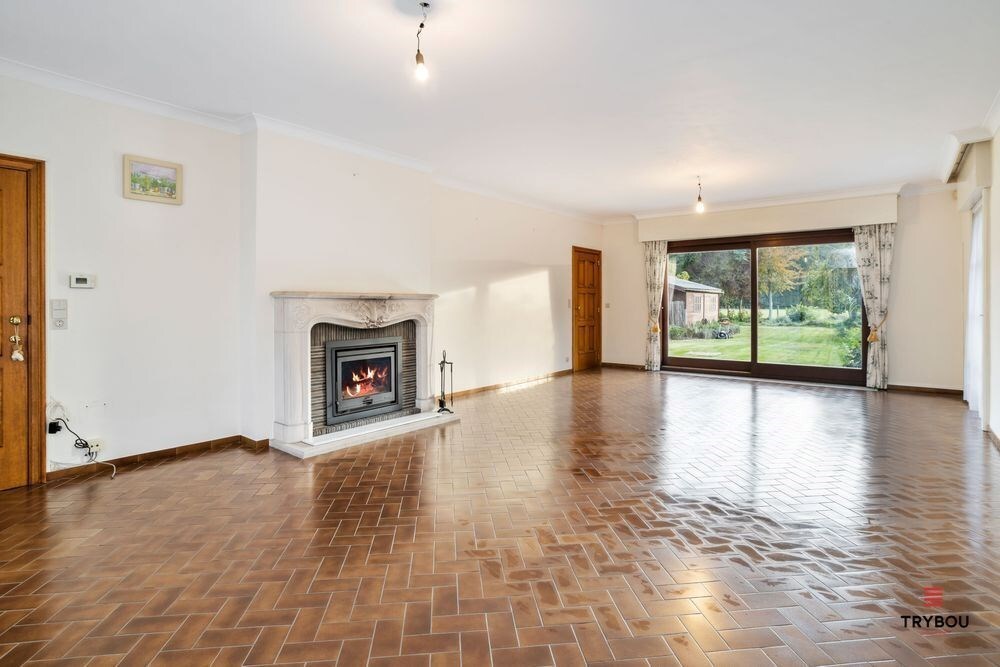 Ruime karaktervolle villa met 3 garages op 1099m² 