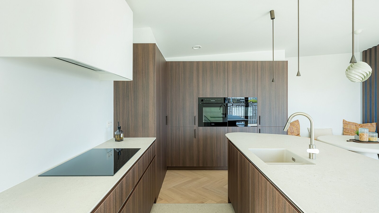 Exclusief verblijf met lift, terrassen en uitzonderlijke volumes in een groene-autovrije verkaveling te Knokke. 