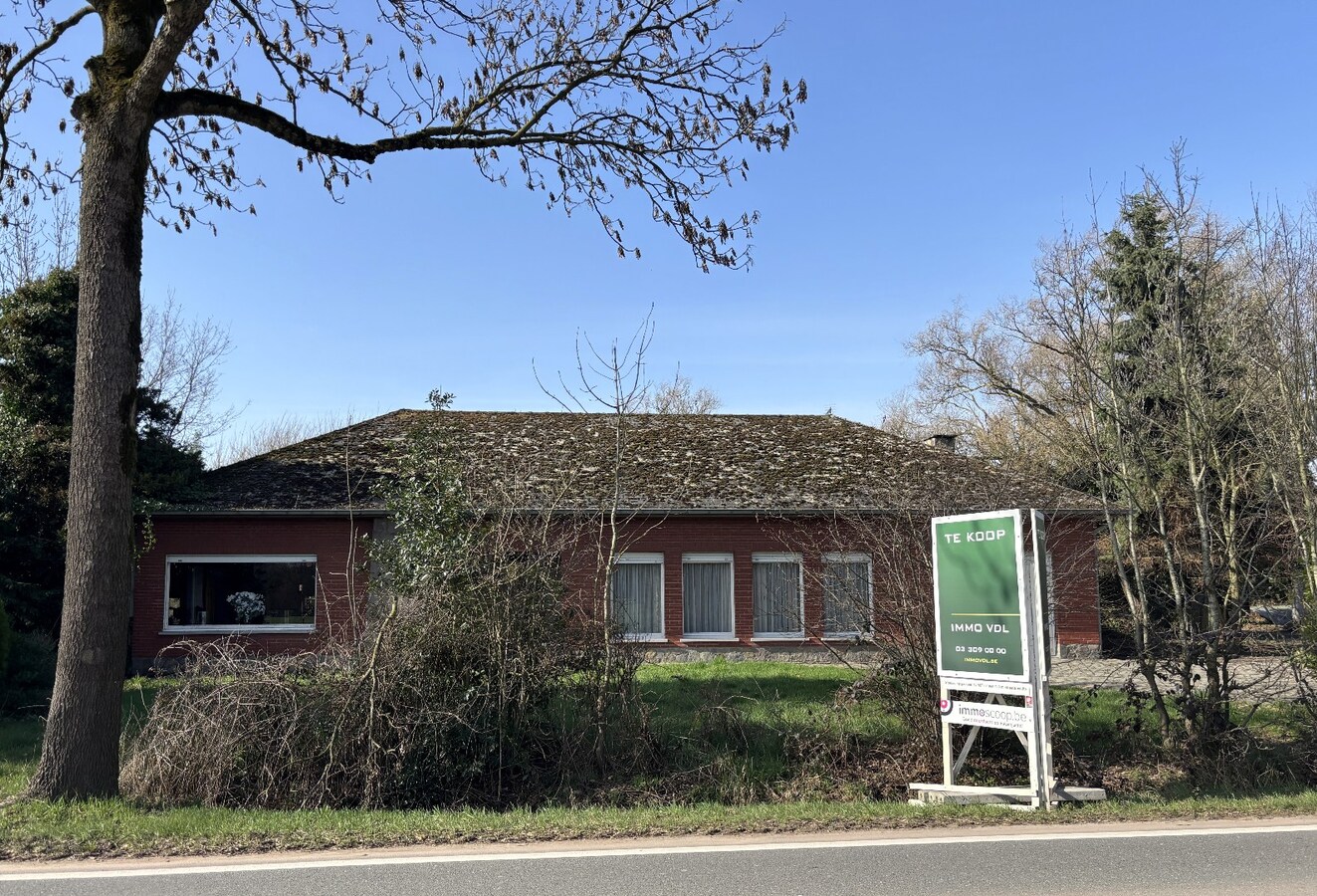 Unieke eigendom op 13.183 m² met te renoveren woning en vergunde stallingen 