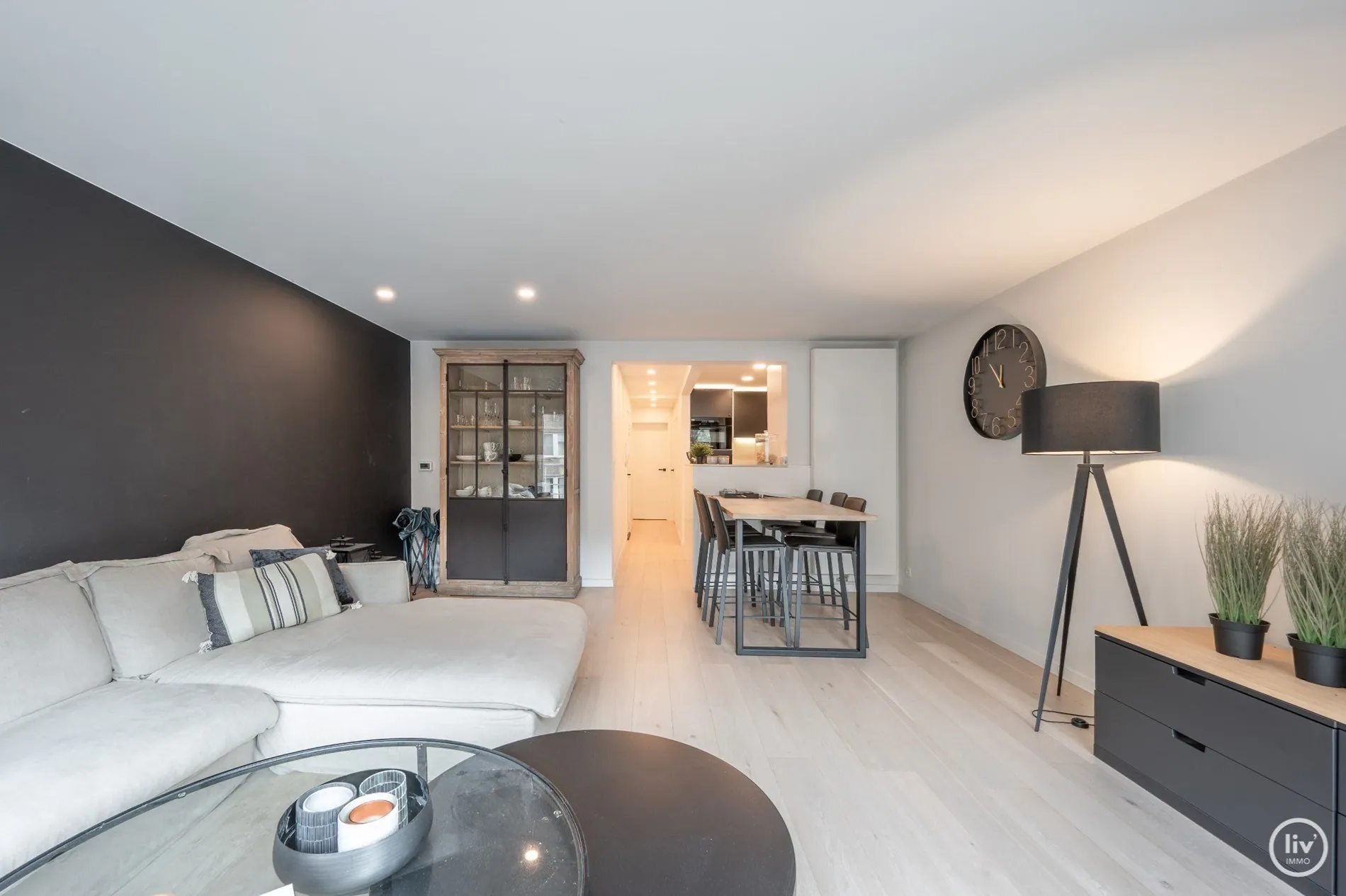 Bel appartement rénové, du côté ensoleillé de l'avenue Lippens, à proximité de la plage.