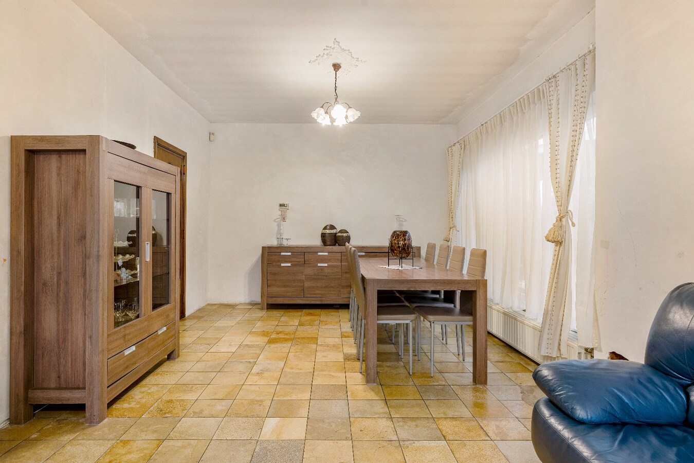 Op te knappen karakteristieke hoekwoning, 4 slpk, (EPC-label C) gelegen aan het Haspengouwse landschap. 