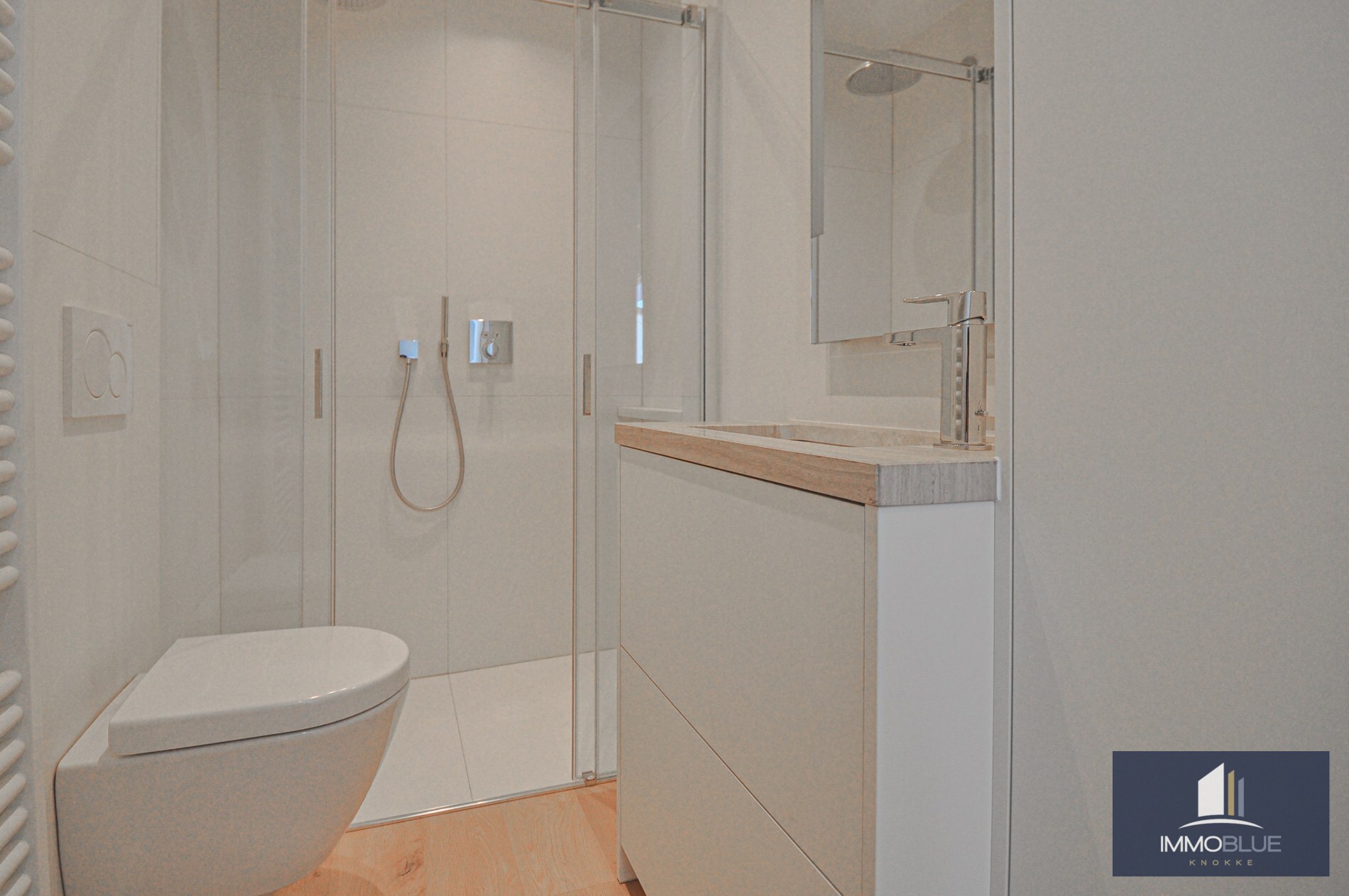 Volledig gerenoveerd dakappartement met een terras van ongeveer 45 m². 