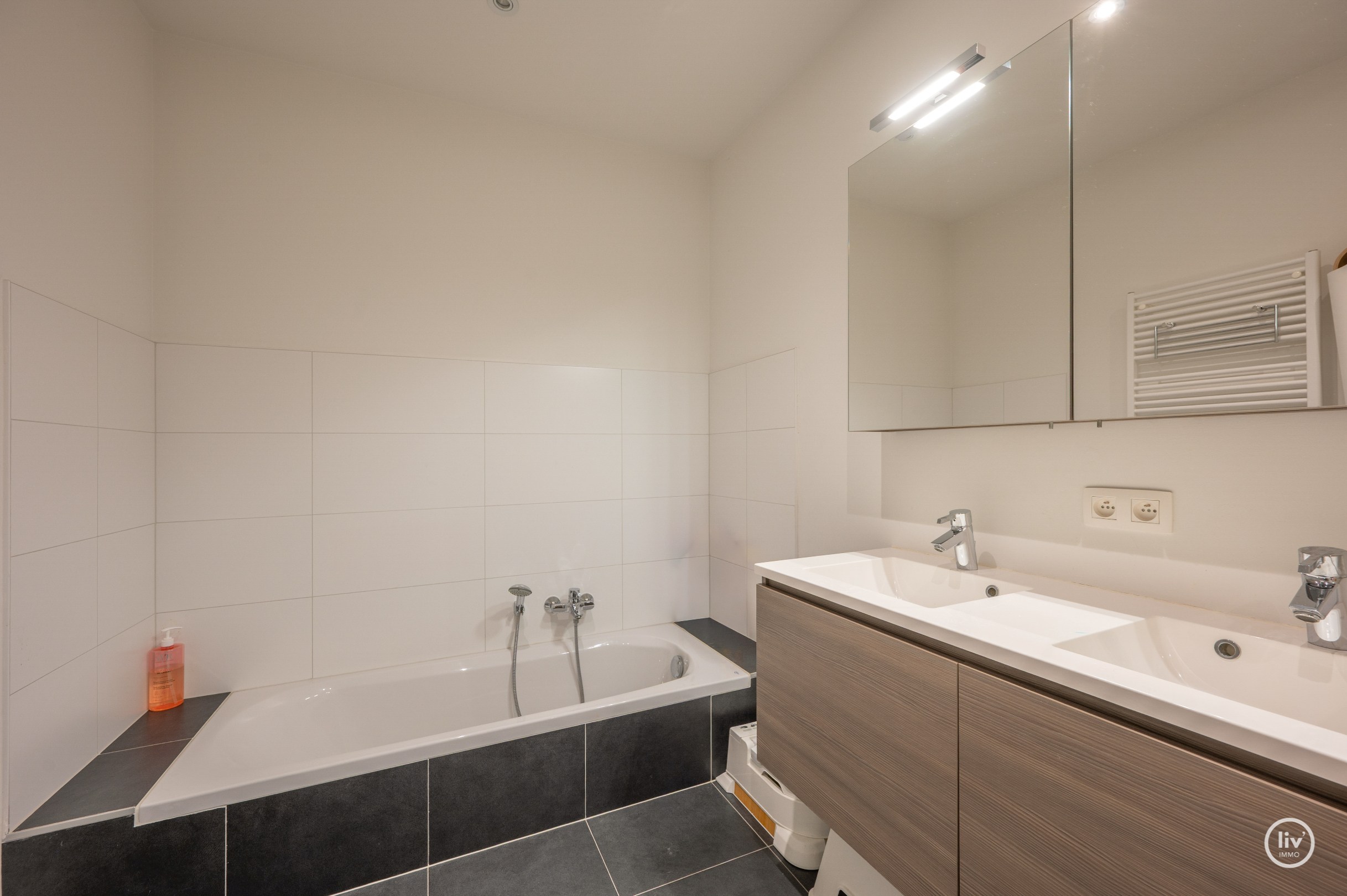 Magnifique, spacieux et récent (2015) appartement avec 3 chambres à coucher complètes et une terrasse ensoleillée, bien situé sur l'avenue Léopold à Knokke. 