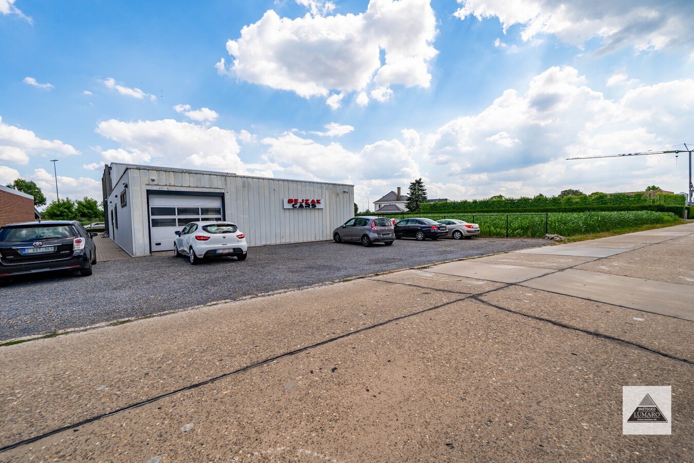 Schitterende showroom 280 m² (+ kantoren), op 2,4 km van de nieuwe Mc Donalds. 